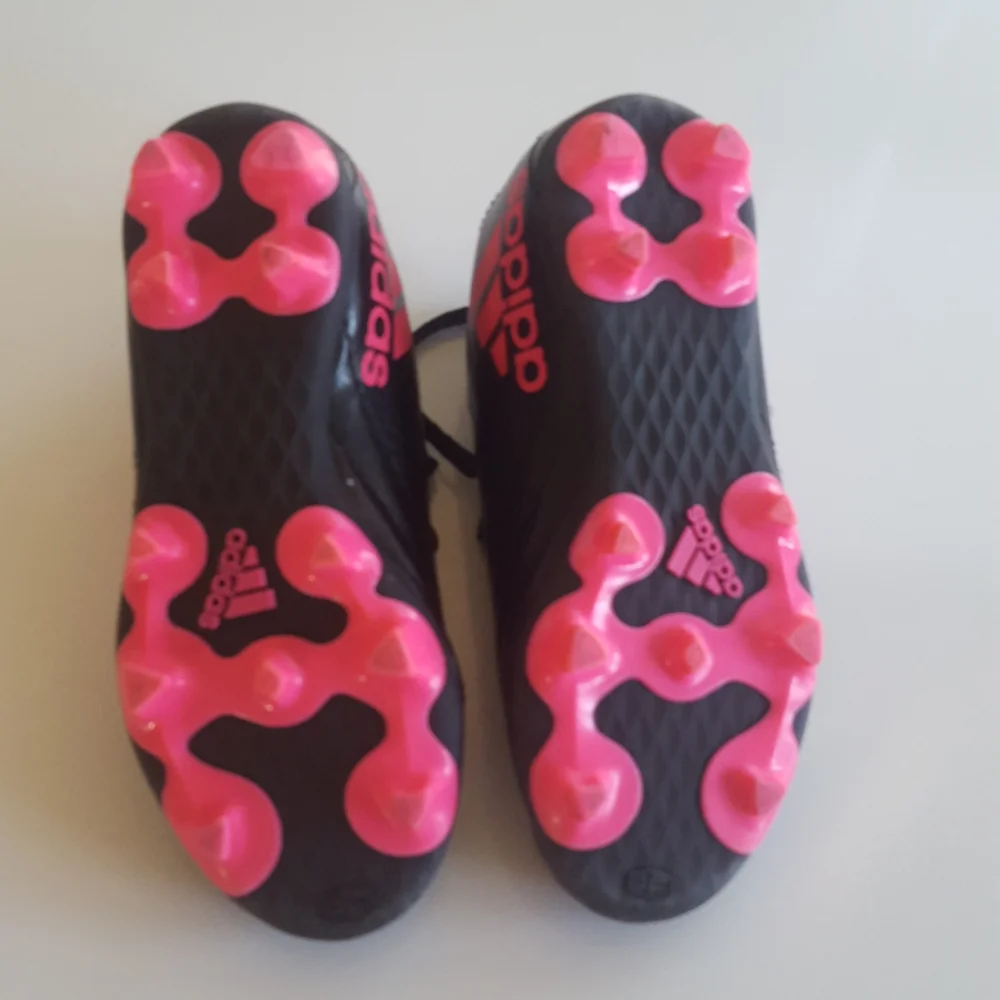 Adidas Kids size 11 Pink & Black Soccer Cleats. Used in very good condition! - Picture 4 of 9